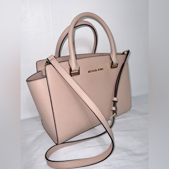 Michael Kors Handbags - Micheal Kors Purse